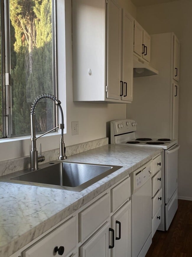 property at 1112 S Doheny Dr