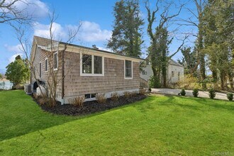 80 Towd Point Rd in Southampton, NY - Building Photo - Building Photo
