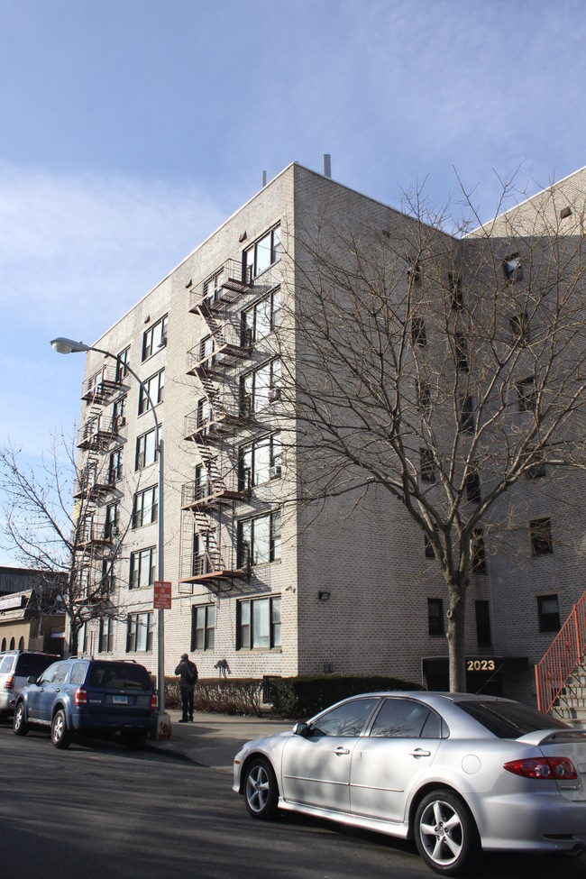 2023 Burr Ave in Bronx, NY - Foto de edificio - Building Photo