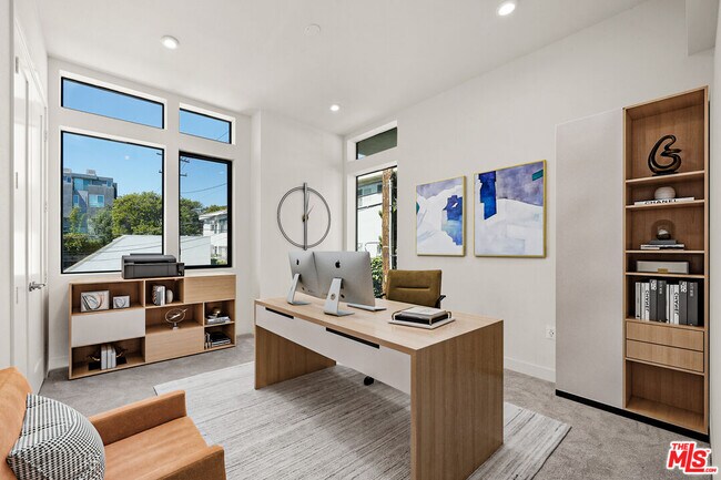 1204 N Orange Grove Ave in West Hollywood, CA - Foto de edificio - Building Photo