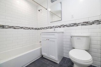 77 S Park Ave in Rockville Centre, NY - Foto de edificio - Building Photo