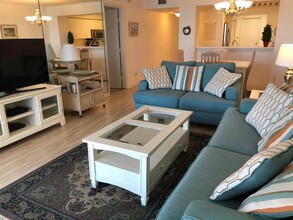 6085 Bahia Del Mar Cir in St. Petersburg, FL - Building Photo - Building Photo