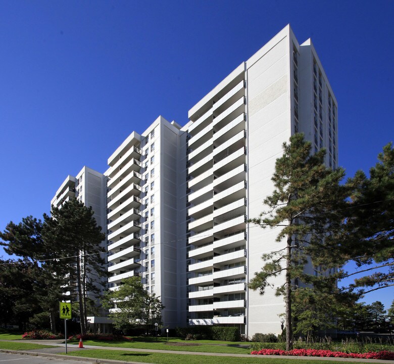 20 Forest Manor Rd in Toronto, ON - Building Photo