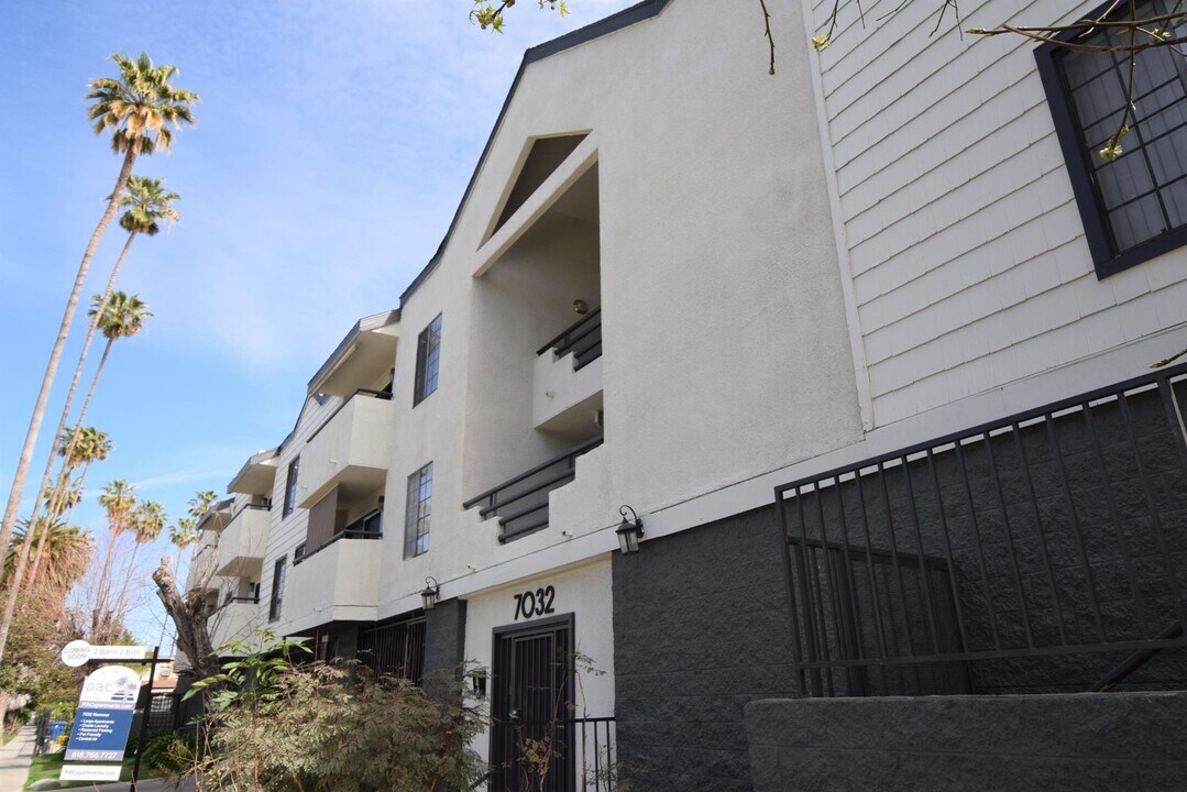 7032 Remmet Ave in Los Angeles, CA - Building Photo