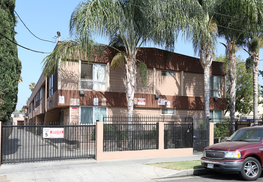 6655 Etiwanda Ave in Reseda, CA - Building Photo