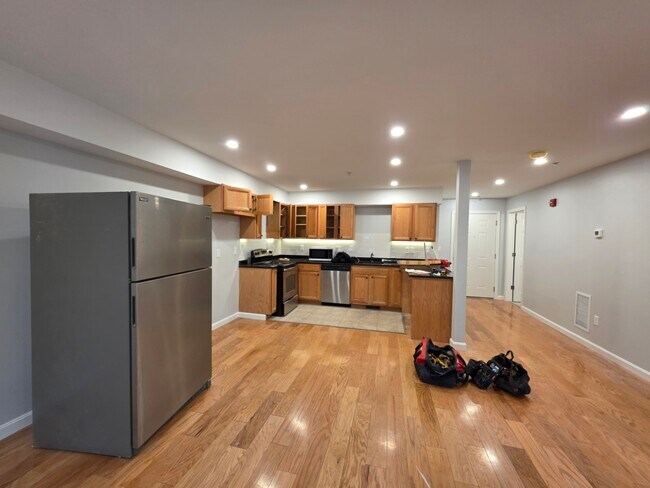 34 Raymond St, Unit 1 in Boston, MA - Foto de edificio - Building Photo