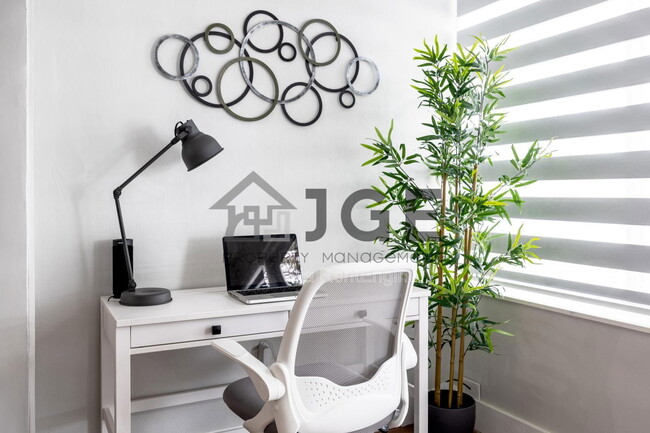 270 NE 191st St in Miami, FL - Foto de edificio - Building Photo