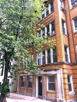 449 W St James Pl in Chicago, IL - Building Photo