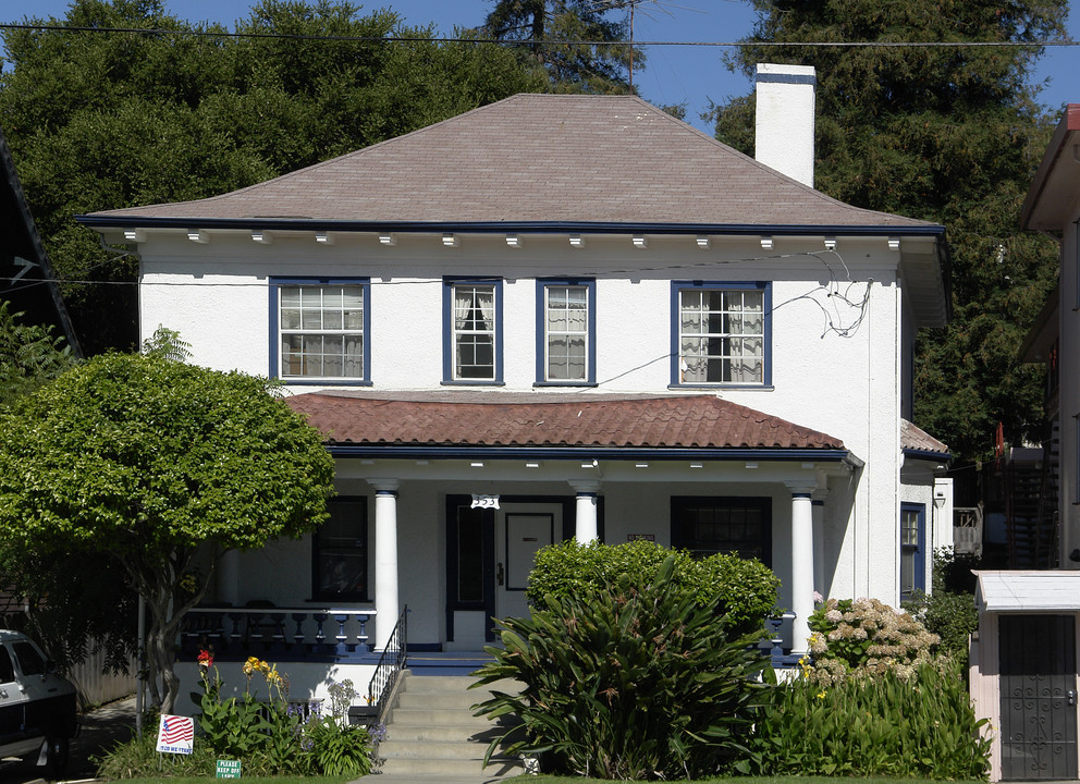 353 Athol Ave in Oakland, CA - Building Photo