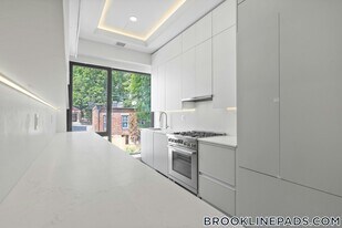 1578 Beacon St, Unit 202 in Brookline, MA - Building Photo