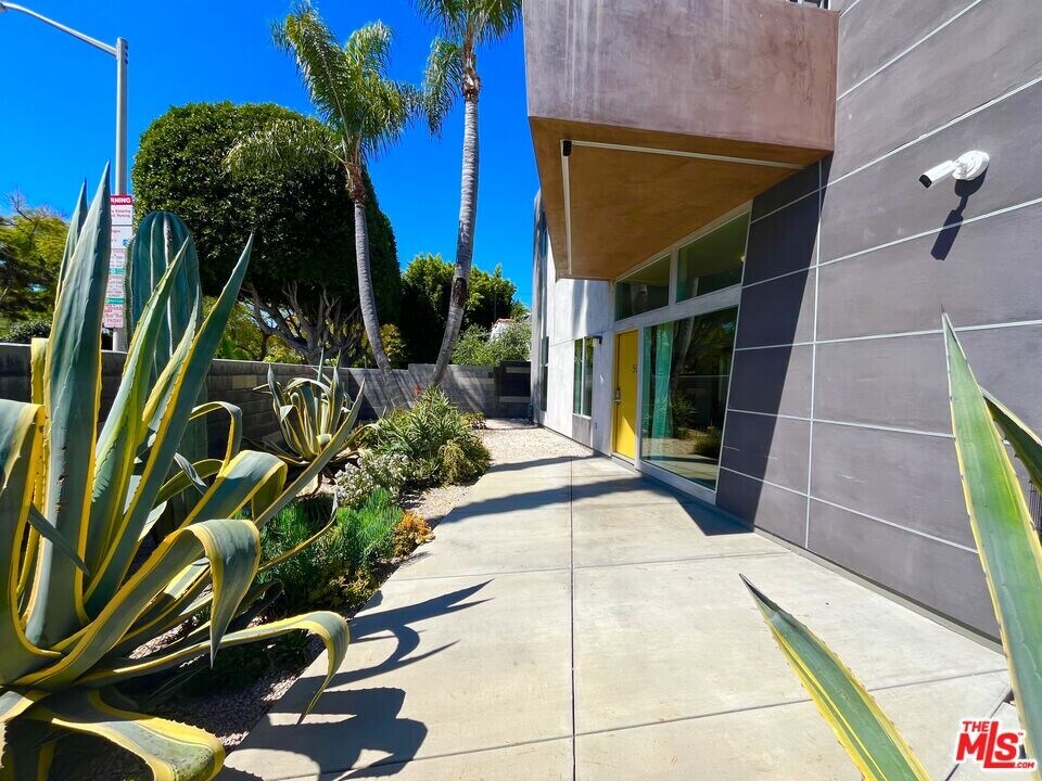 501 N San Vicente Blvd in West Hollywood, CA - Building Photo
