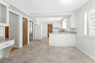 930 Trombley Rd in Grosse Pointe Park, MI - Building Photo - Building Photo