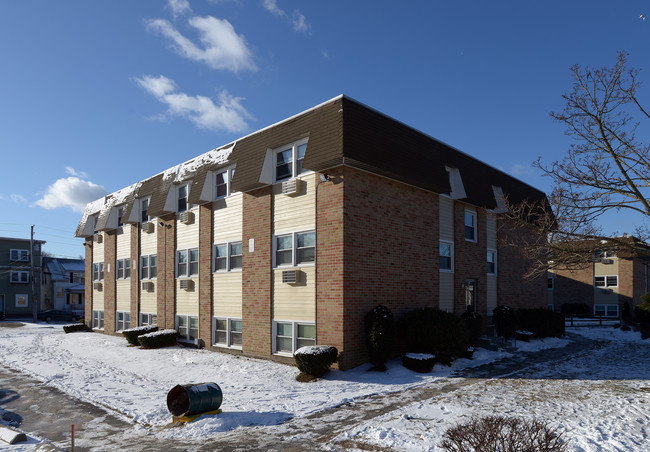 Springview Apartments in Pawtucket, RI - Foto de edificio - Building Photo