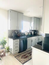 9901 Independence Ave, Unit D in Chatsworth, CA - Foto de edificio - Building Photo