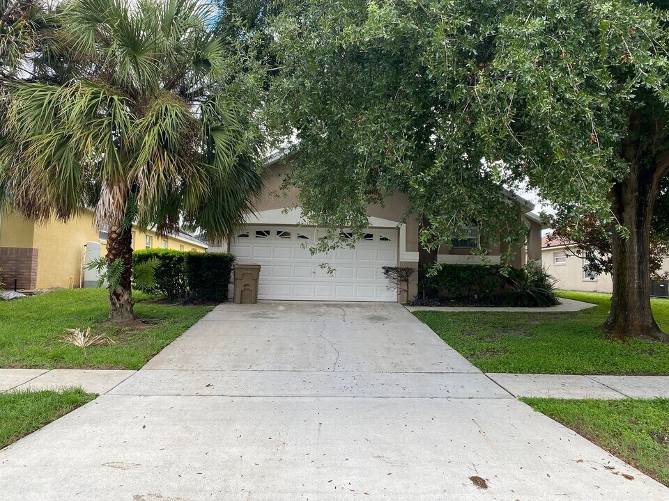 2604 Oneida Loop in Kissimmee, FL - Building Photo