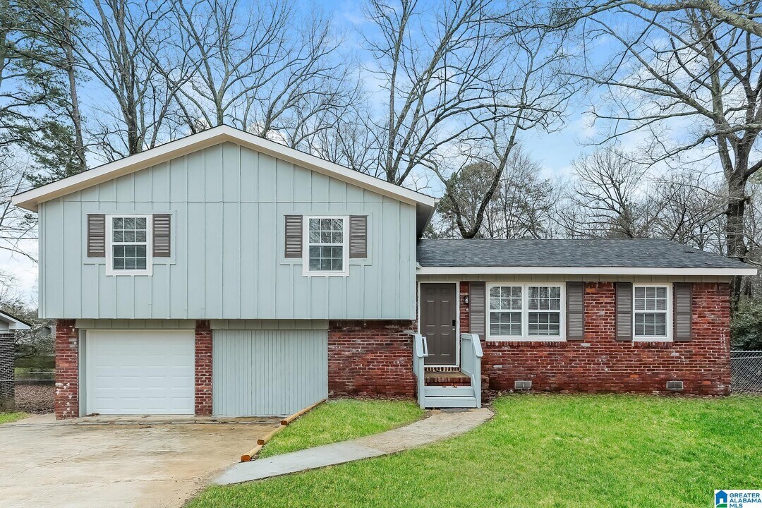 637 16th Ave NW in Center Point, AL - Building Photo