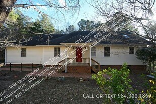 7122 Ramblewood Dr in Hillsborough, NC - Building Photo