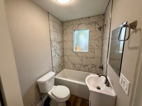 1762 Evergreen Ave NE, Unit 1762 in Salem, OR - Building Photo - Building Photo