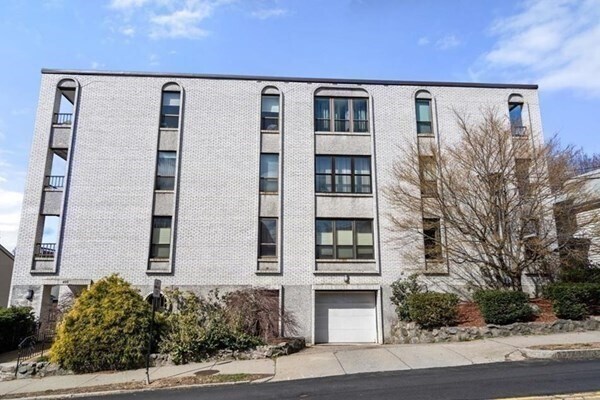 405 Langley Rd in Newton, MA - Building Photo