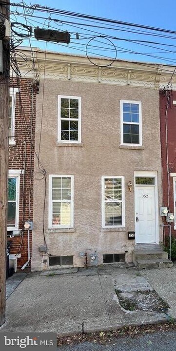 352 Grover St in Phoenixville, PA - Building Photo