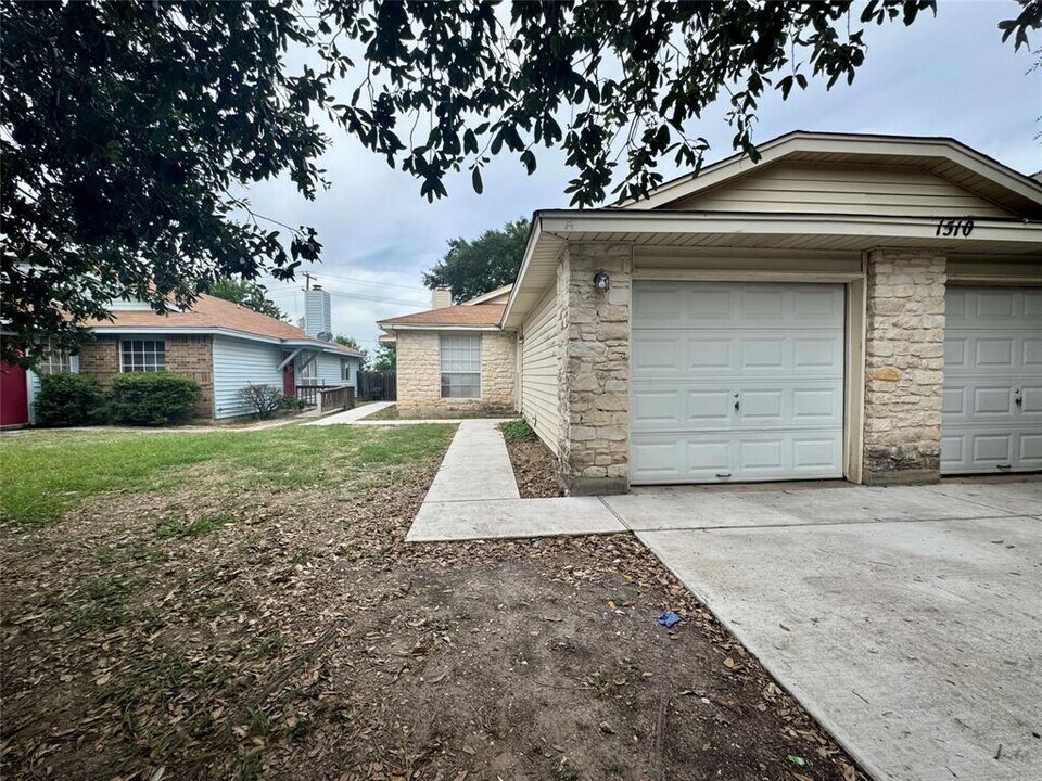 1510 S Medina St in Lockhart, TX - Building Photo