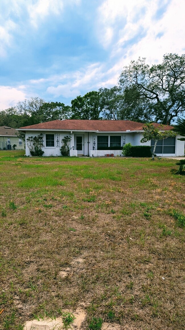 8408 Keesler St in Spring Hill, FL - Building Photo - Building Photo