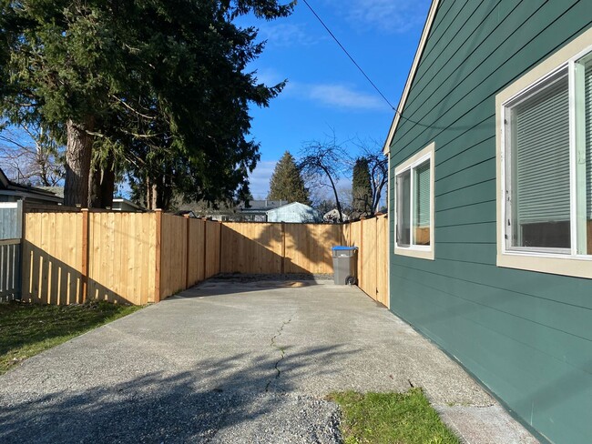 3724 W E St in Bremerton, WA - Foto de edificio - Building Photo