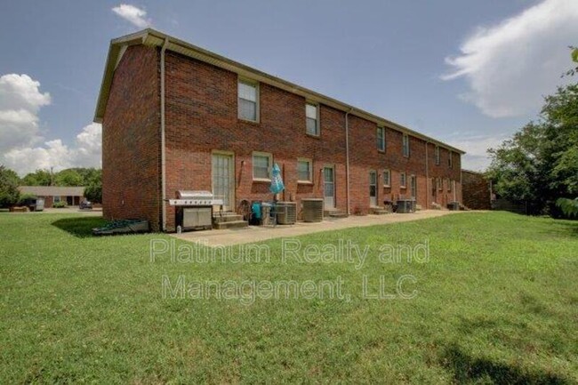 814 Golf View Pl-Unit -Unit D in Clarksville, TN - Foto de edificio - Building Photo