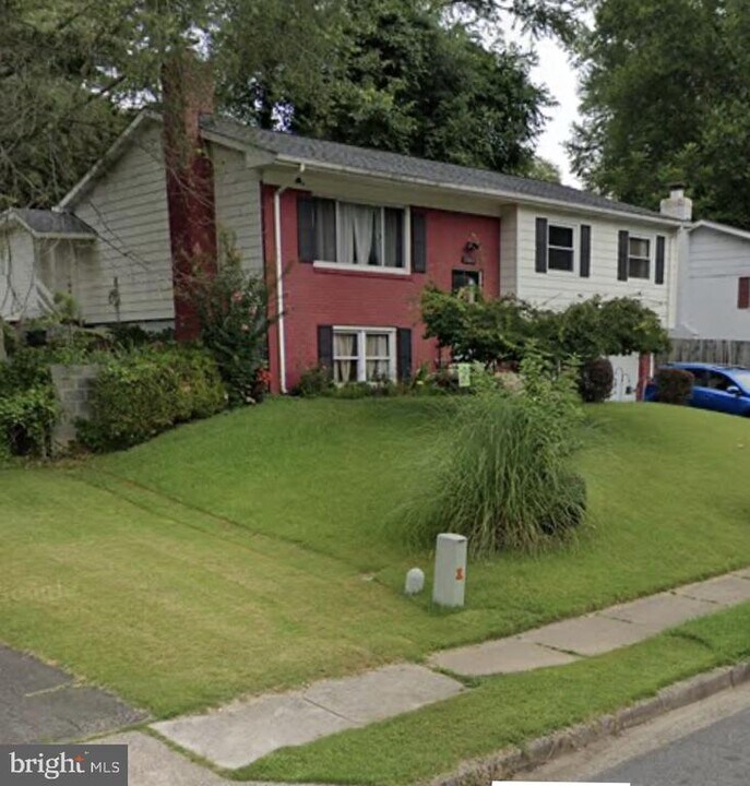 13808 Gilbert Rd in Woodbridge, VA - Building Photo