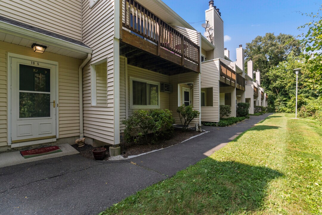 8 Rose Ln in Danbury, CT - Building Photo