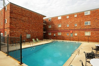 2990 S Rhodes Cir in Birmingham, AL - Foto de edificio - Building Photo