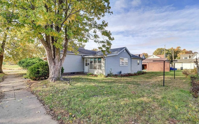 2002 Garfield St in Clinton, IA - Building Photo - Building Photo