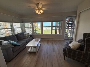 206 W Lakeshore Dr, Unit 206 Lakeshore Unit C in Port Clinton, OH - Foto de edificio - Building Photo