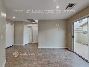 10437 Chandra Ave in Las Vegas, NV - Foto de edificio - Building Photo