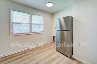 9002 Bayless Rd in Pleasant Valley, MO - Building Photo - Building Photo