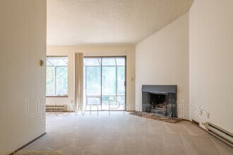 254 Cervantes Cir in Lake Oswego, OR - Building Photo - Building Photo