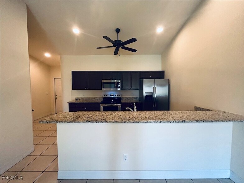 3022 SE Santa Barbara Pl in Cape Coral, FL - Foto de edificio