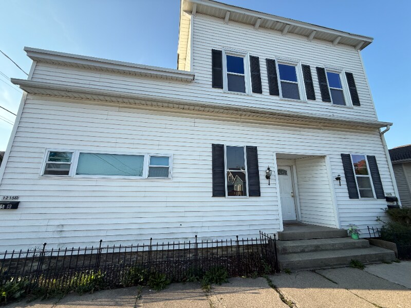 1215 Broadway Ave in Sheboygan, WI - Foto de edificio