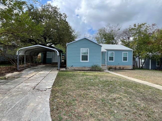 204 N Howe St in Lampasas, TX - Building Photo - Building Photo
