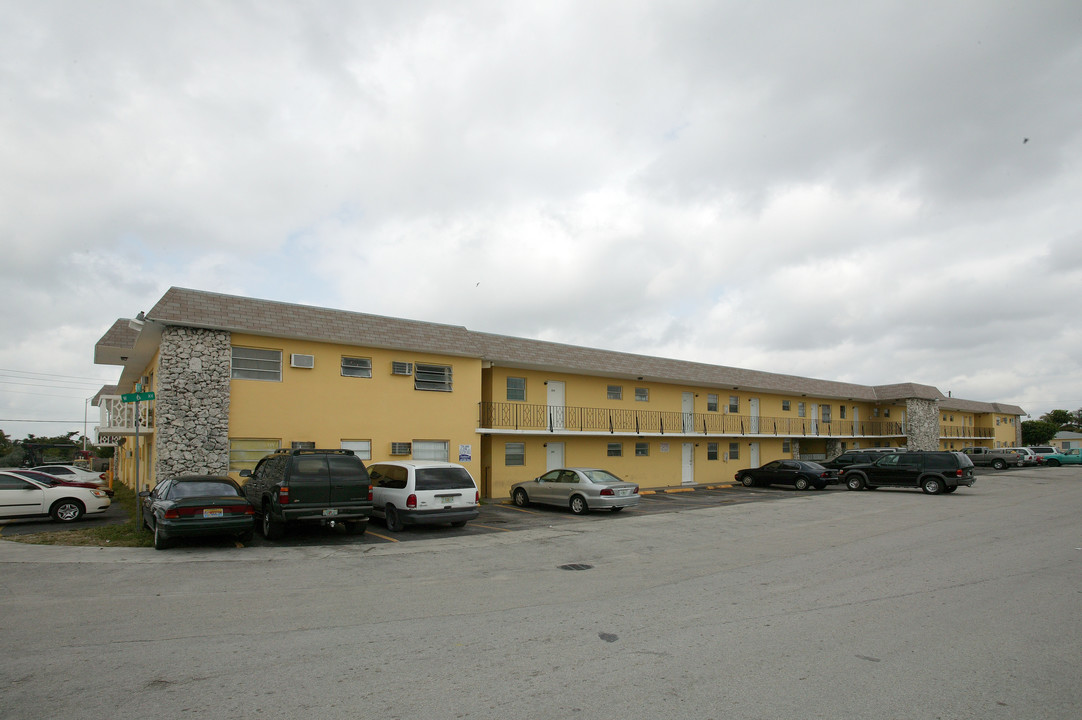 Okeechobee Villas in Hialeah, FL - Foto de edificio