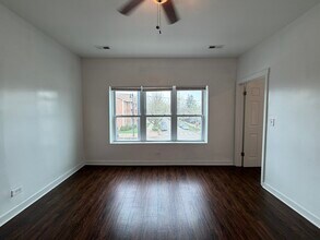 5833 W Irving Park Rd, Unit 1F in Chicago, IL - Building Photo - Building Photo