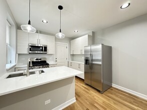 234 S Maple Ave, Unit G2 in Oak Park, IL - Building Photo - Building Photo