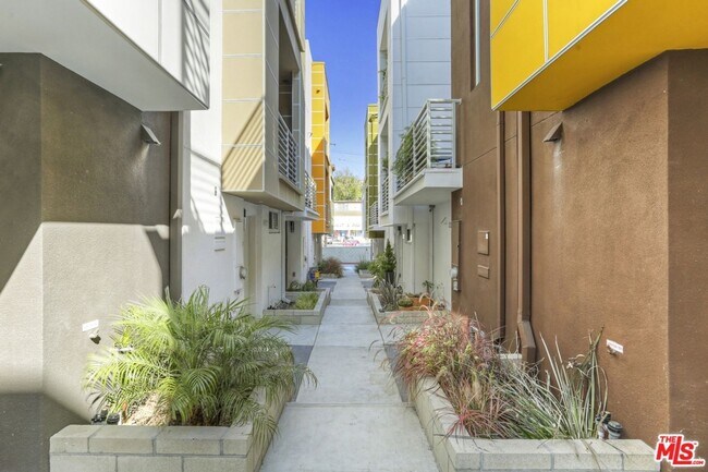 2202 Edendale Ln in Los Angeles, CA - Building Photo - Building Photo