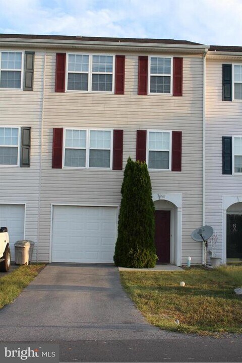 868 Aztec Dr in Martinsburg, WV - Building Photo