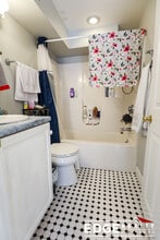 11 Kinross Rd, Unit 3 in Boston, MA - Foto de edificio - Building Photo