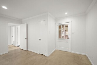 8285 Kingsbrook Rd in Houston, TX - Building Photo - Building Photo