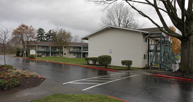 Tamarack Apartments in Portland, OR - Building Photo - Building Photo