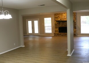 13811 Brook Hollow Blvd in San Antonio, TX - Foto de edificio - Building Photo