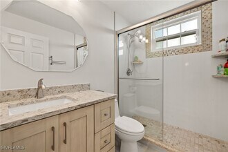 7087 Barrington Cir in Naples, FL - Foto de edificio - Building Photo