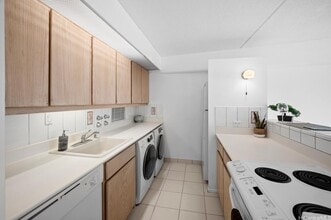 2333 Kapiolani Blvd in Honolulu, HI - Building Photo - Building Photo